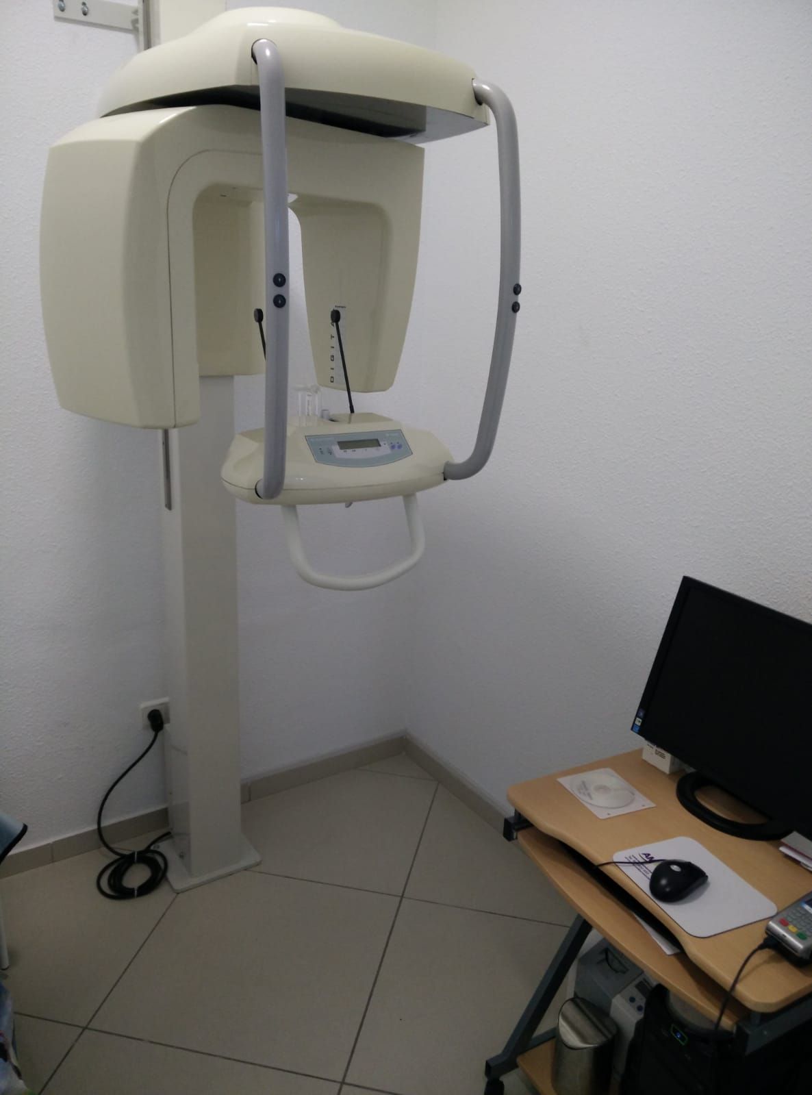Equipo de radiografía panorámica con su puesto de ordenador
